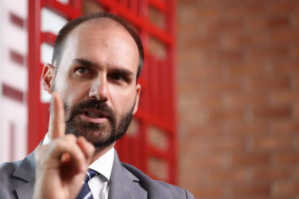 PF conclui processo e pede demissão de Eduardo Bolsonaro