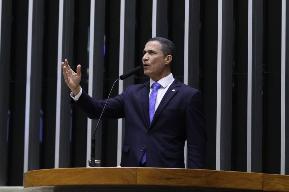 Em tom de ironia, Coronel Assis aponta que PT quer prender até a IA de Bolsonaro 