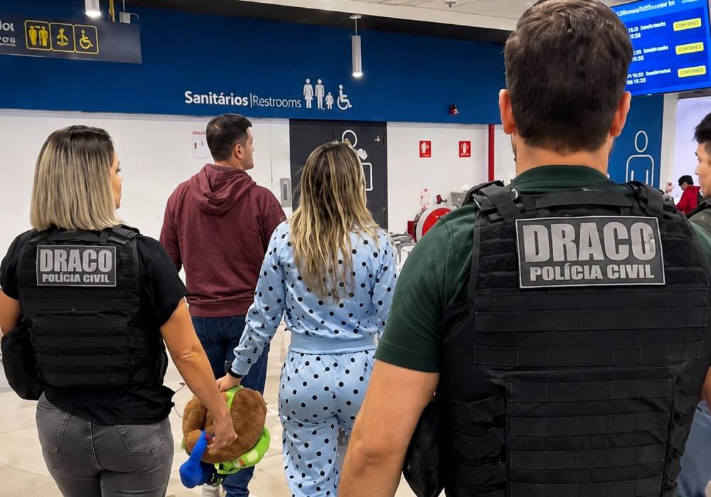 Esposa de braço financeiro de facção é presa ao desembarcar em aeroporto