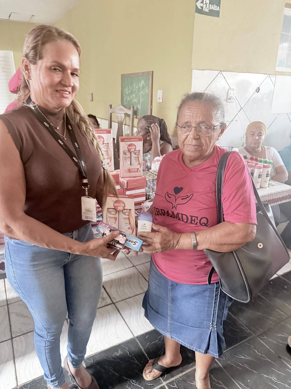 Comper entrega kits de higiene pessoal a instituição que acolhe mulheres em recuperação