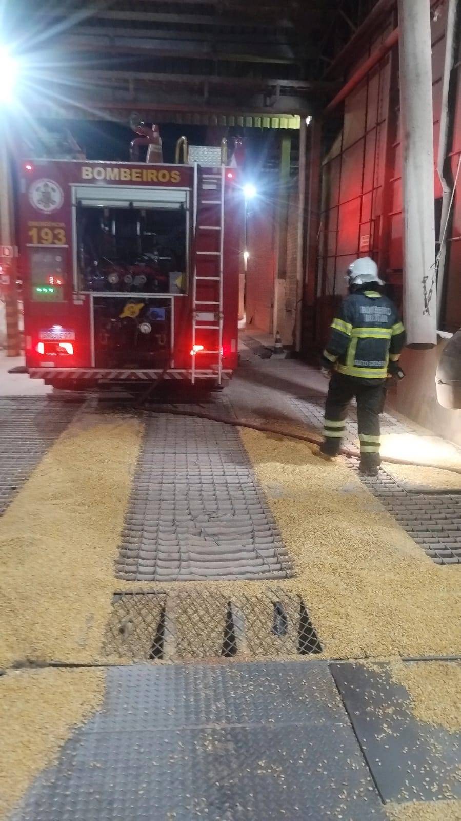 Incêndio em unidade de armazenamento de grãos às margens da BR-163 pega fogo 