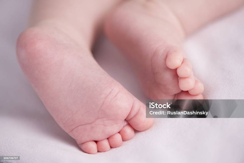 Criança de 11 meses tem traumatismo craniano ao ser agredida junto com a mãe