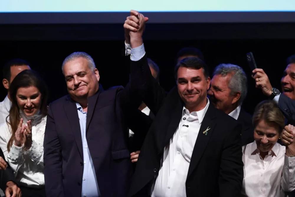 Flávio Bolsonaro define Alfredo Gaspar como vice em chapa puro-sangue