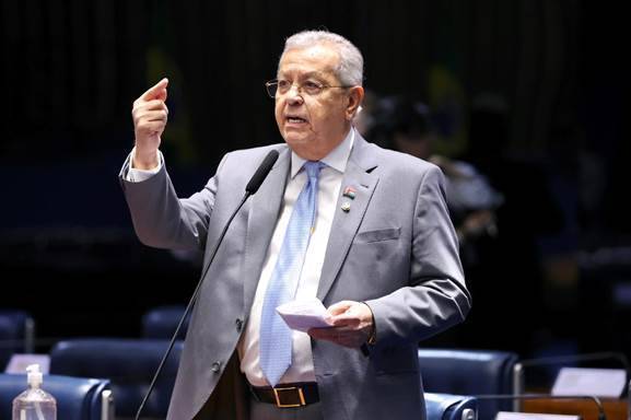 Jayme Campos rompe publicamente com o ex-governador Mauro Mendes em discurso no Senado