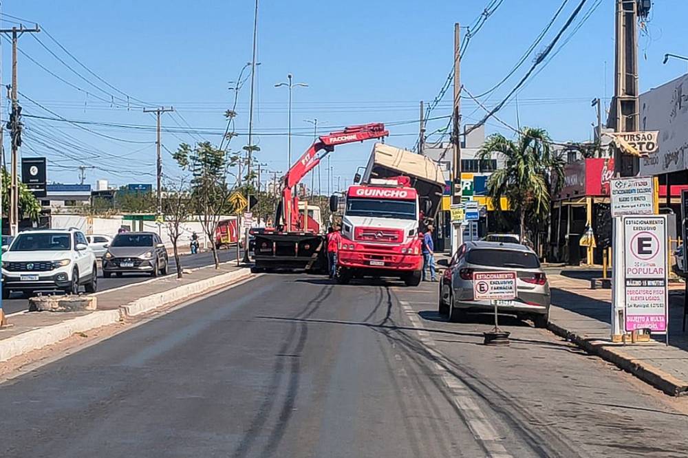 Caminhão se enrosca em fios de energia na Avenida Artur Bernardes em Várzea Grande 