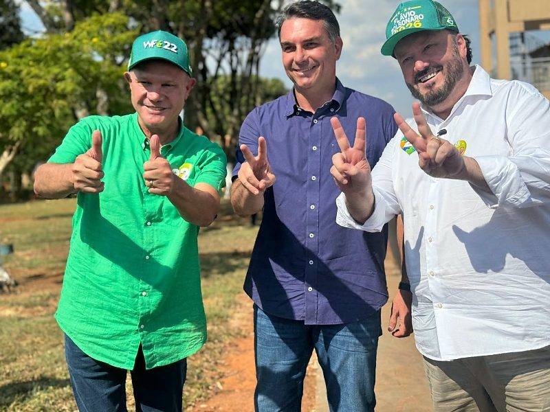 Wellington Fagundes chega a tempo de cumprir agenda com Flávio Bolsonaro