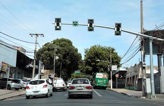 Semáforos para melhorar fluxo do trânsito