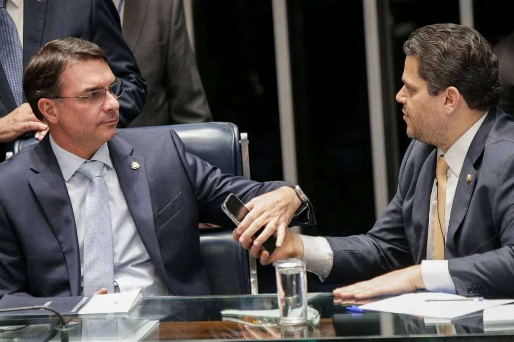 Por impeachment de Moraes, Alcolumbre e Flávio entram em rota de colisão