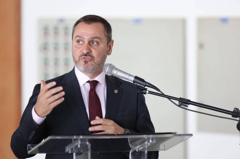 Fux e Kassio antecipam voto, e STF tem maioria para afastamento de Andrei