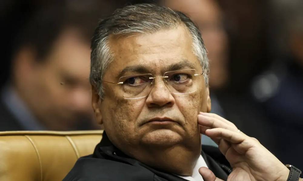 Flávio Dino pede vista de julgamento sobre Moraes e Mendonça