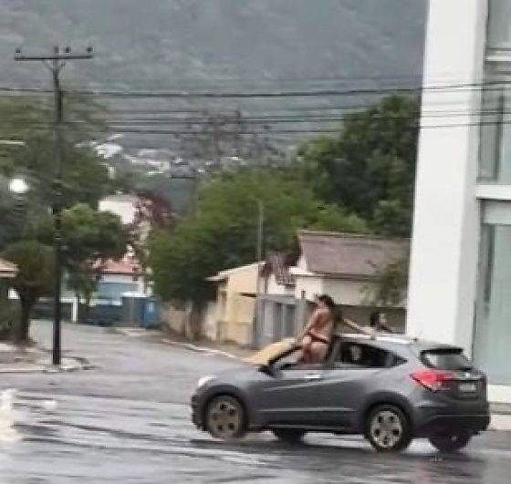 Mulheres são flagradas seminuas rebolando pelas janelas de carro em Barra do Garças