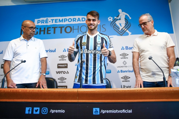  Apresentado no Grêmio, Vizeu promete trabalho: 'Cheguei agora e respeito todos'