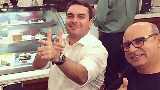  Flávio Bolsonaro já homenageou antes  suspeito de participar da morte da vereadora Marielle