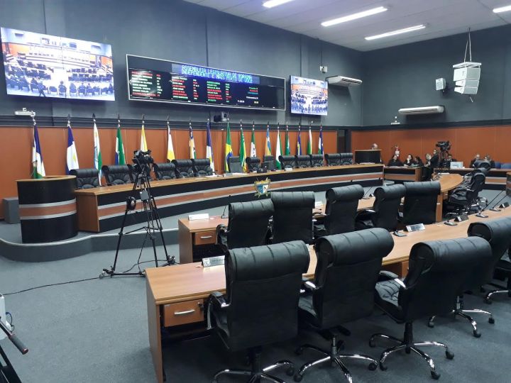 De forma pacífica, funcionários públicos do Executivo decidiram desocupar o plenário da AL na noite desta quarta