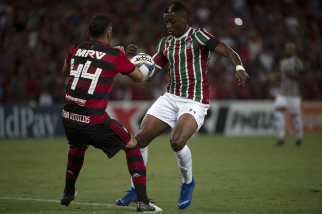  Em noite de homenagens, Fluminense bate o Flamengo com gol no fim e vai à final