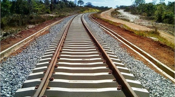 Governador de MT pede a general Mourão apoio para destravar Ferrogrão e BR-163