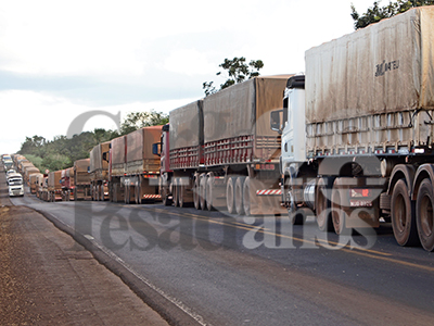 CAOS NA ESTRADA: Caminhoneiros que seguiram de MT rumo ao Pará estão retidos há 11 dias na BR-163 e negam que estejam recebendo ajuda 