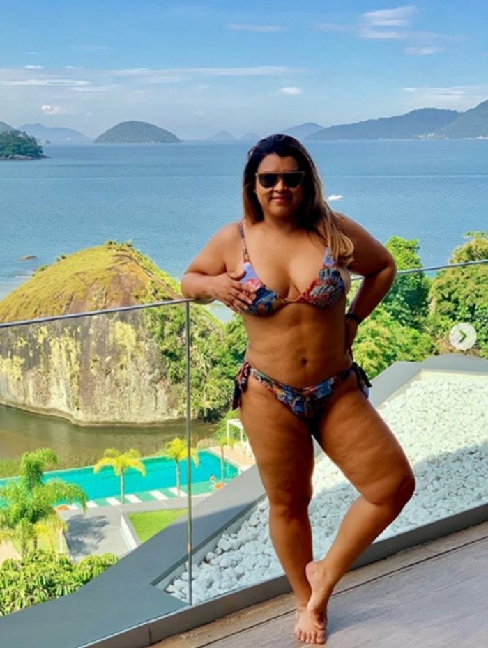 Preta Gil posa de biquíni e rebate seguidora que a chamou de 'rio de celulite
