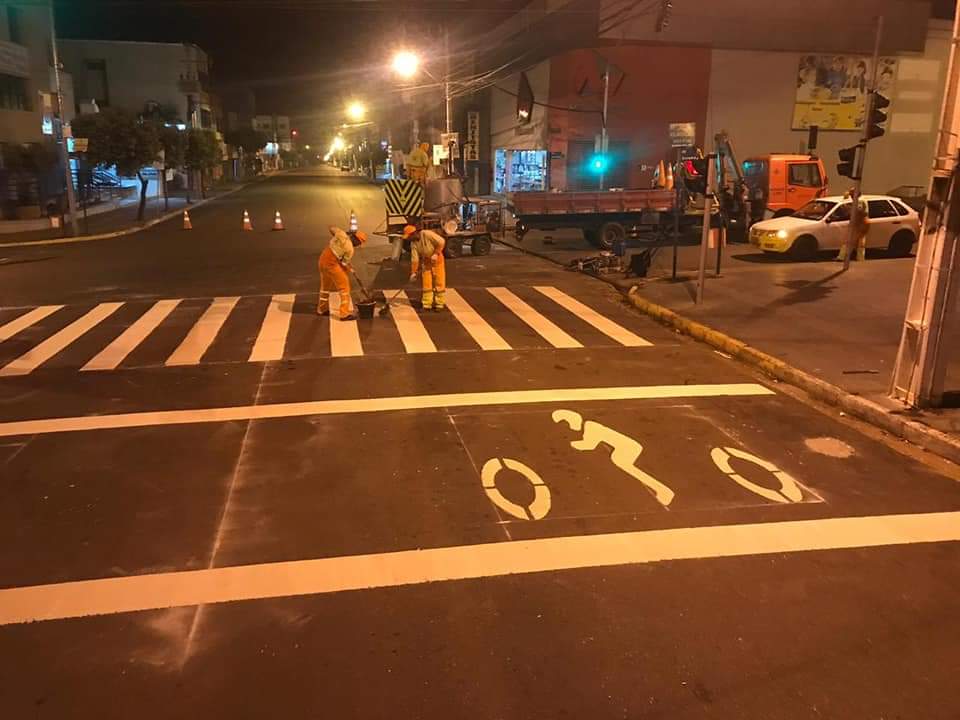 Rondonópolis acelera ritmo de obras e sinalização viária é feita durante a noite e nos finais de semana