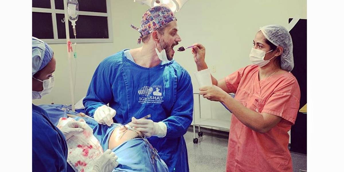 LOUCO POR MÍDIA: CRM-MT abre sindicância contra ex-BBB Marcos Harter, que é médico, após foto comendo durante cirurgia 