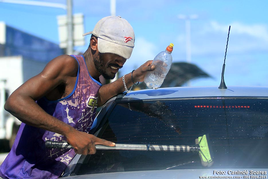 DECOMPOSIÇÃO SOCIAL: Semáforos e cruzamentos em Cuiabá e Várzea Grande viram “ponto” disputado de mendicância