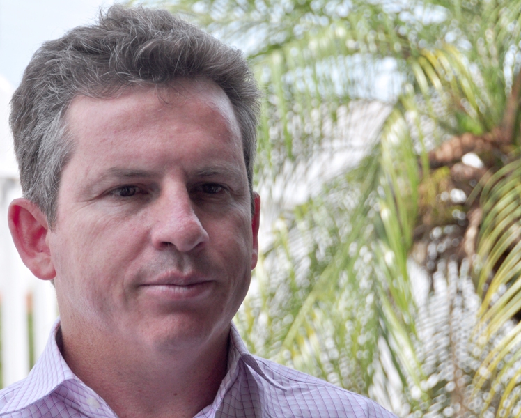 CORDA NO PESCOÇO: Governador quer se ver livre de dívida dolarizada e tem pressa para concluir novo empréstimo