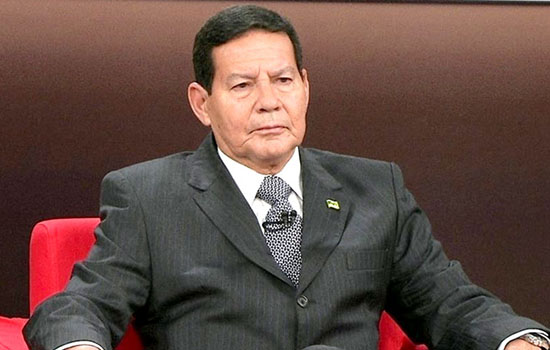 Mourão volta atrás e diz que Bolsonaro não sabia de vídeo em defesa do golpe