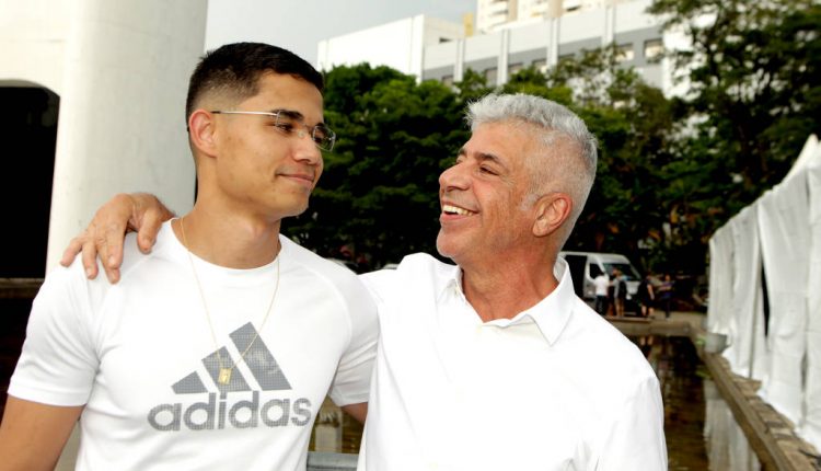 Lulu Santos oficializa união estável com Clebson Teixeira