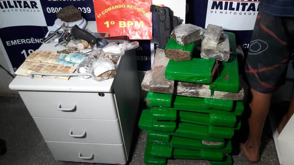  PM prende dois e apreende quase 45 kg de maconha, dinheiro e arma