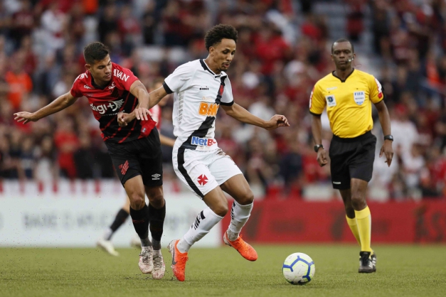  Vasco é goleado por Athlético-PR em jogo com pênalti anulado pelo VAR