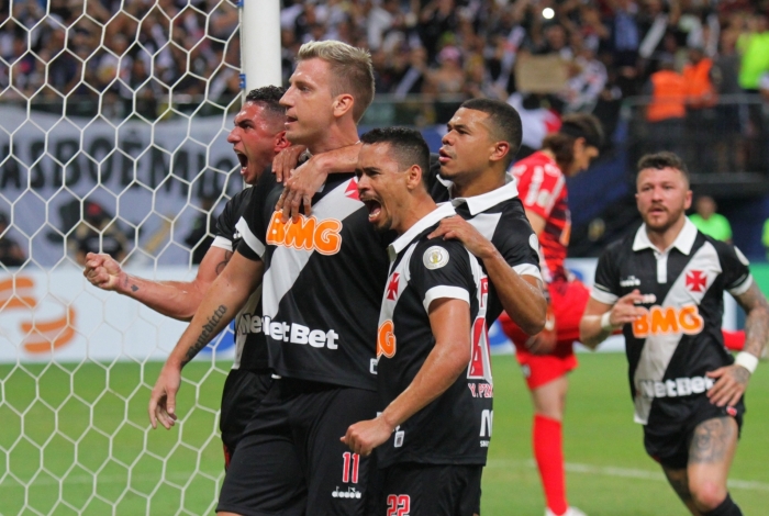  Após duas derrotas, Vasco empata com o Corinthians 