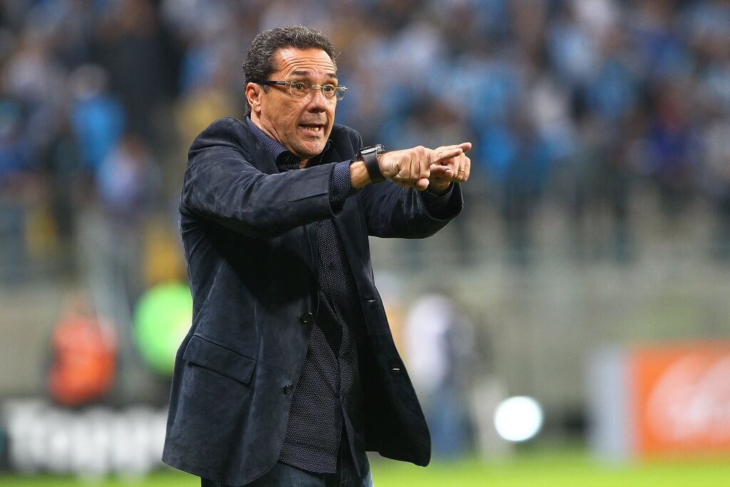 Na estreia de Luxemburgo, Vasco cede empate para Avaí no último minuto e segue na lanterna