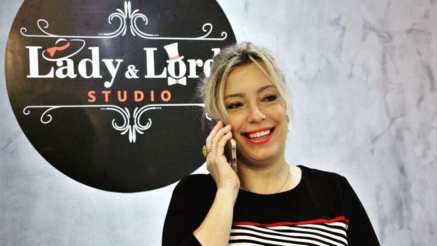 Repórter do SBT que perdeu emprego após briga com guarda, vira dona de salão