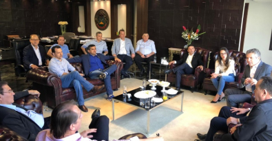  Mauro debate greve com deputados e se reúne com professores na 6ª