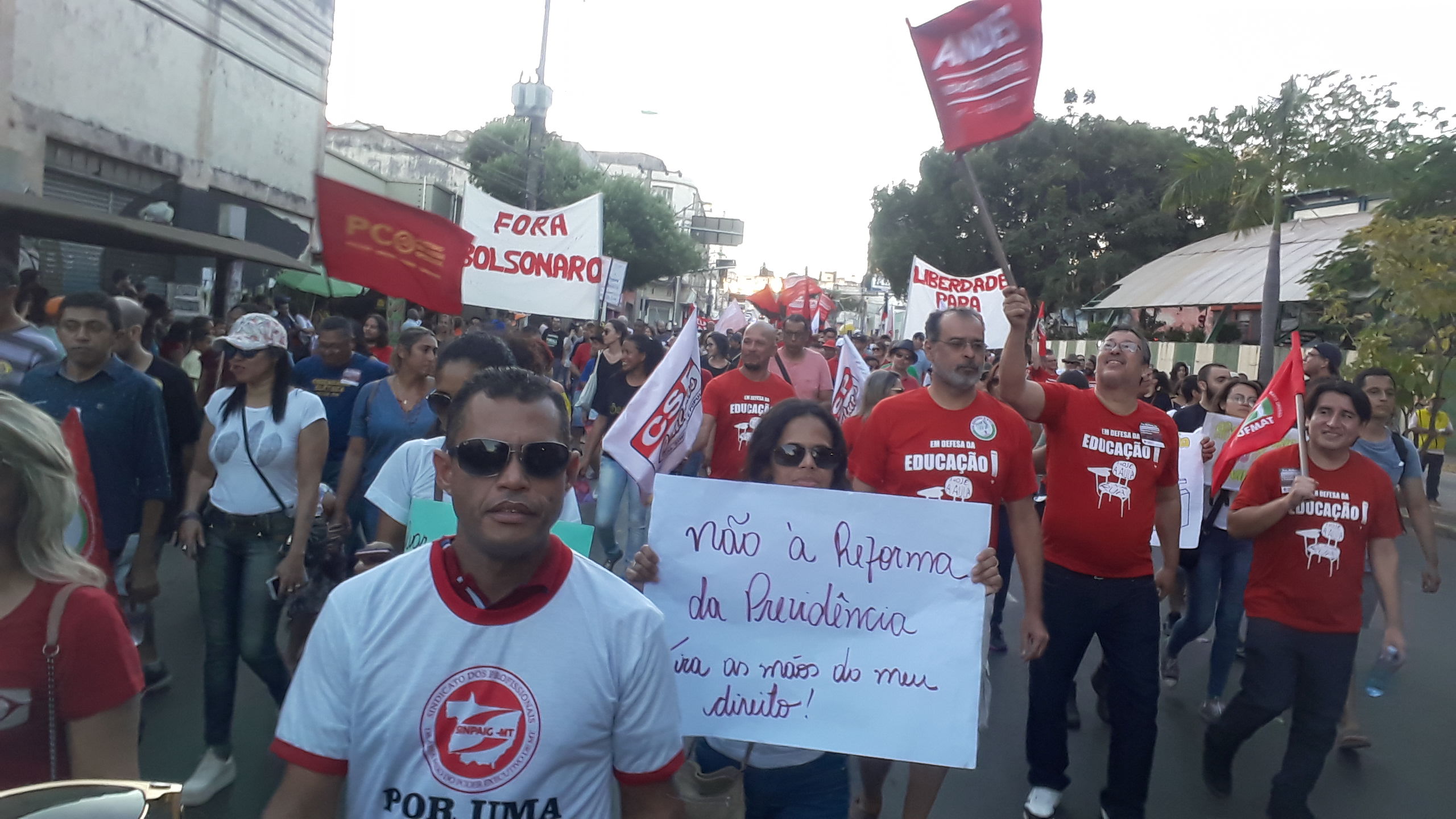 Manifestação contra cortes na Educação e Previdência lota praça Ipiranga, mas ato de protesto transcorreu de forma pacífica