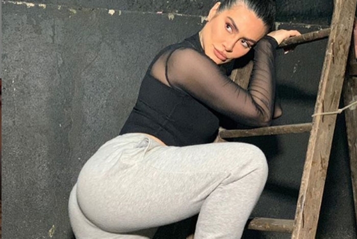 Cleo empina o bumbum e web vai à loucura