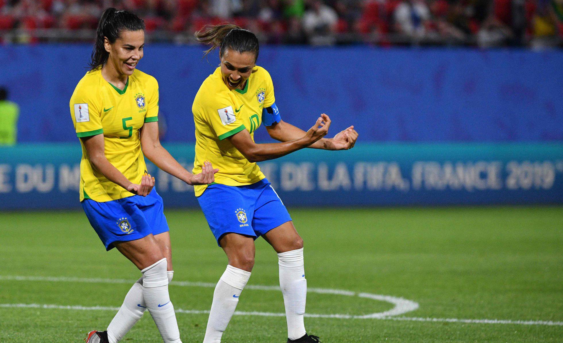 Com gol histórico de Marta, Brasil vence a Itália por 1 a 0