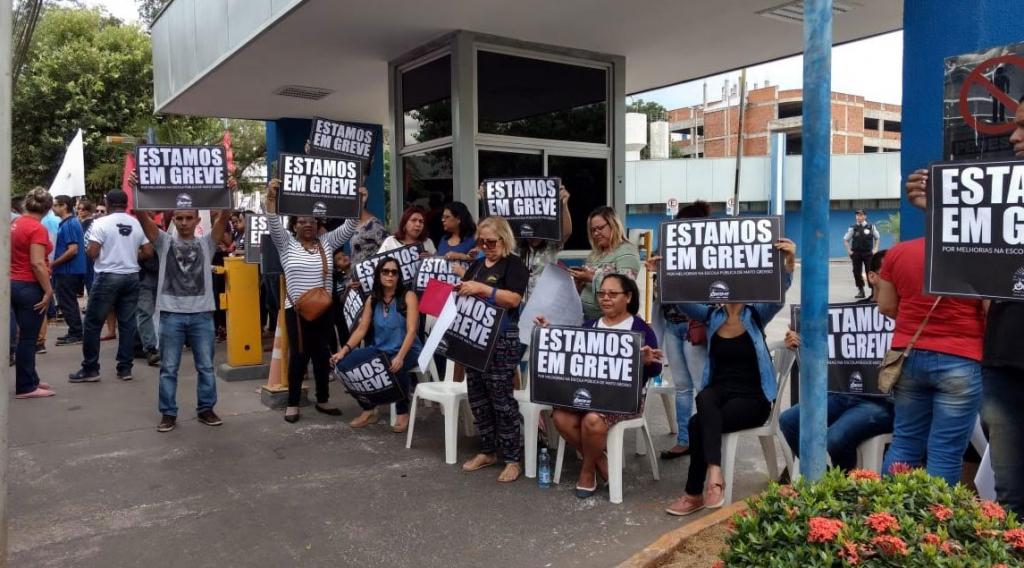  Professores extrapolam greve, fazem 