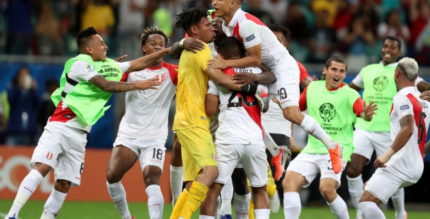 Peru vence Uruguai nos pênaltis e está na semifinal