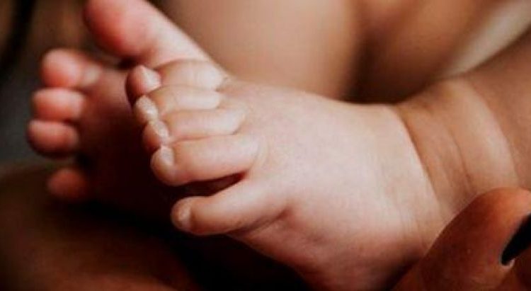 MONSTRUOSIDADE:  Padrasto pisoteou bebê de 2 anos por ciúmes de tatuagem da mãe