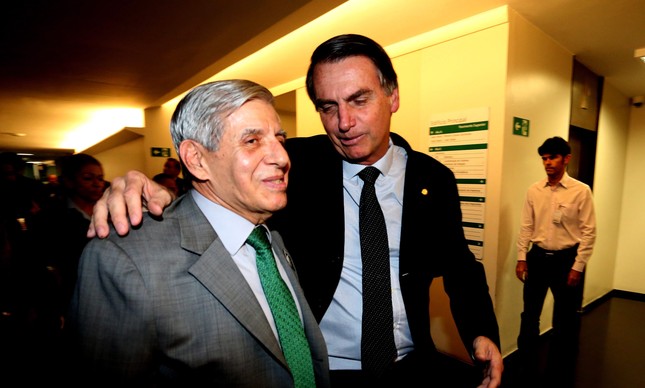 Bolsonaro diz se sentir seguro com trabalho do GSI e que 'confia 100%' em general Heleno