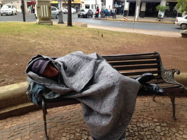 Crescimento da mendicância e população de rua na Capital de MT reflete desemprego e cortes de verbas assistenciais