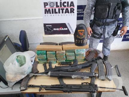 Suspeito de ser membro de facção criminosa é preso com fuzis, metralhadora e droga 
