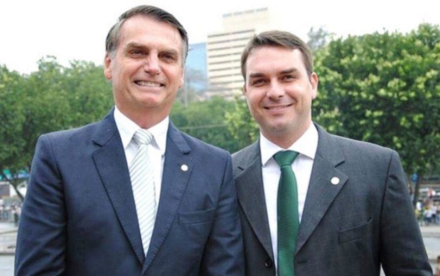 Bolsonaro defende Flávio e diz que acusações contra seu filho já foram resolvidas
