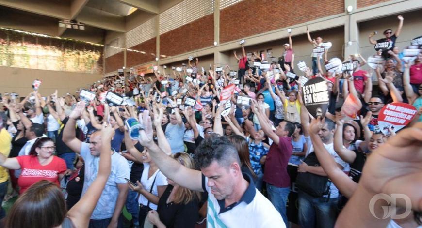 Mauro Mendes se mantém inflexível, mas admite “abonar” pontos cortados se professores encerrarem greve