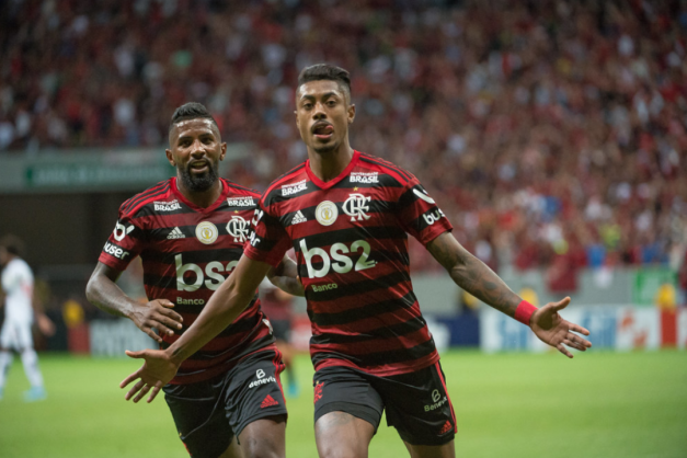 Bruno Henrique brilha, Diego Alves pega pênaltis, e Flamengo goleia o Vasco