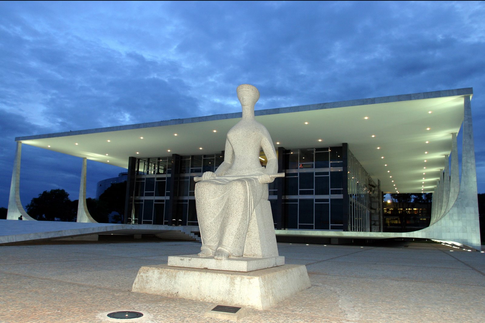 Mauro Mendes e governadores da Amazônia se reúnem com ministro do STF para liberar recursos da Petrobras destinados à prevenção de queimadas