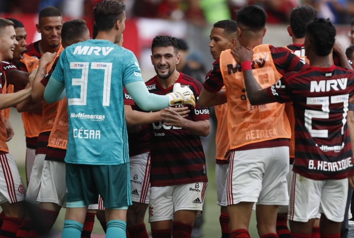  Flamengo domina Palmeiras e reassume liderança do Brasileiro