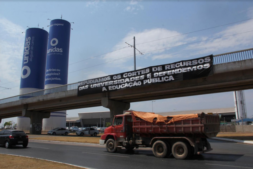  Ministro da Educação é recebido em Cuiabá com vaias e protestos de professores e alunos 