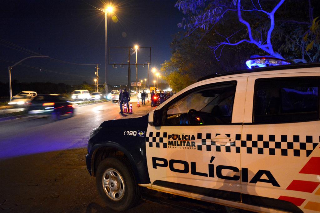 PM encontra caminhão roubado em oficina de Várzea Grande